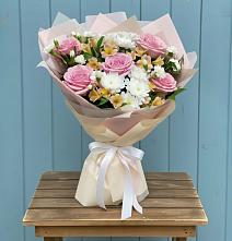Букет цветов из:  Гвоздики, Орхидеи и Розы в Решоткино
