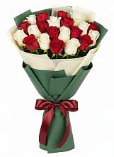 Букет Микс из красных и белых роз в Решоткино