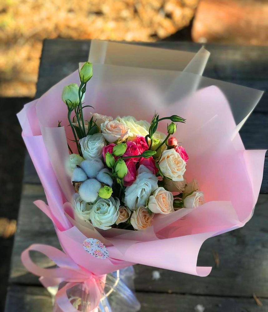 Букет цветов из: Розы и Лизиантусы в Решоткино