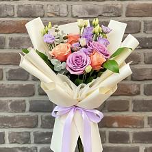 Букет цветов из:  Лизиантусы и Розы в Решоткино