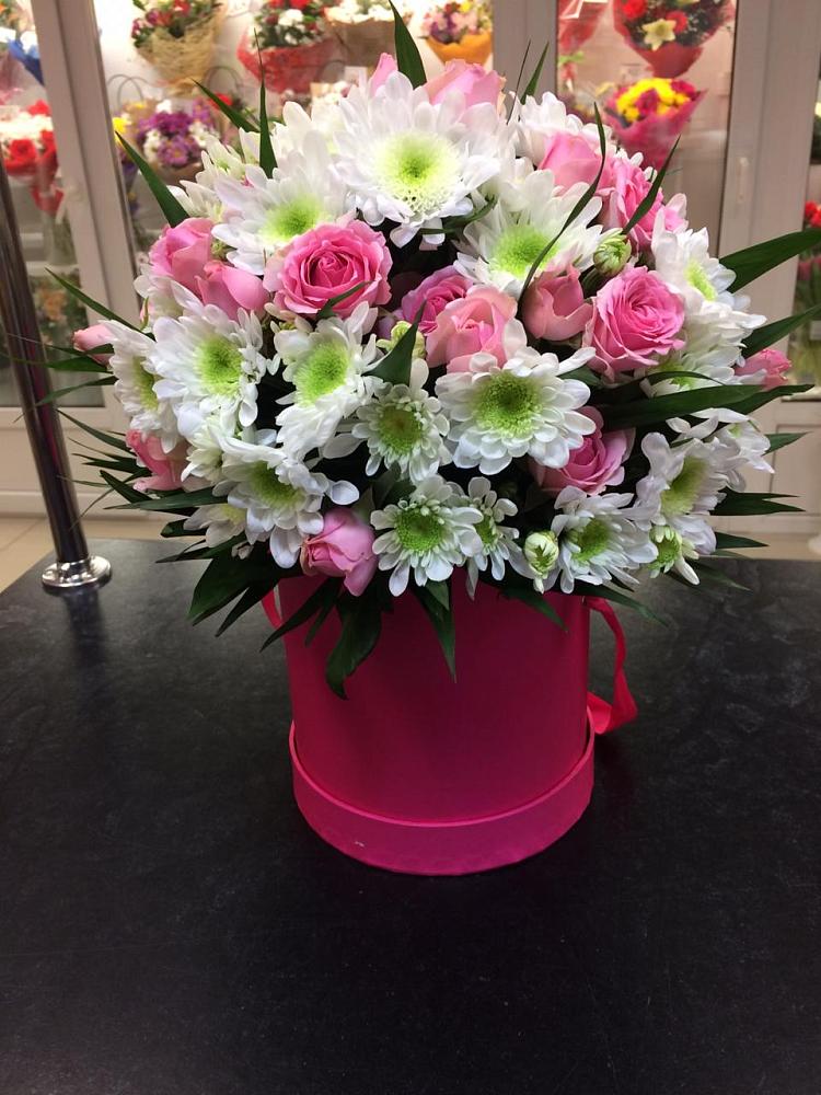 Цветочная композиция из Розы и Хризантемы в шляпной коробке в Решоткино