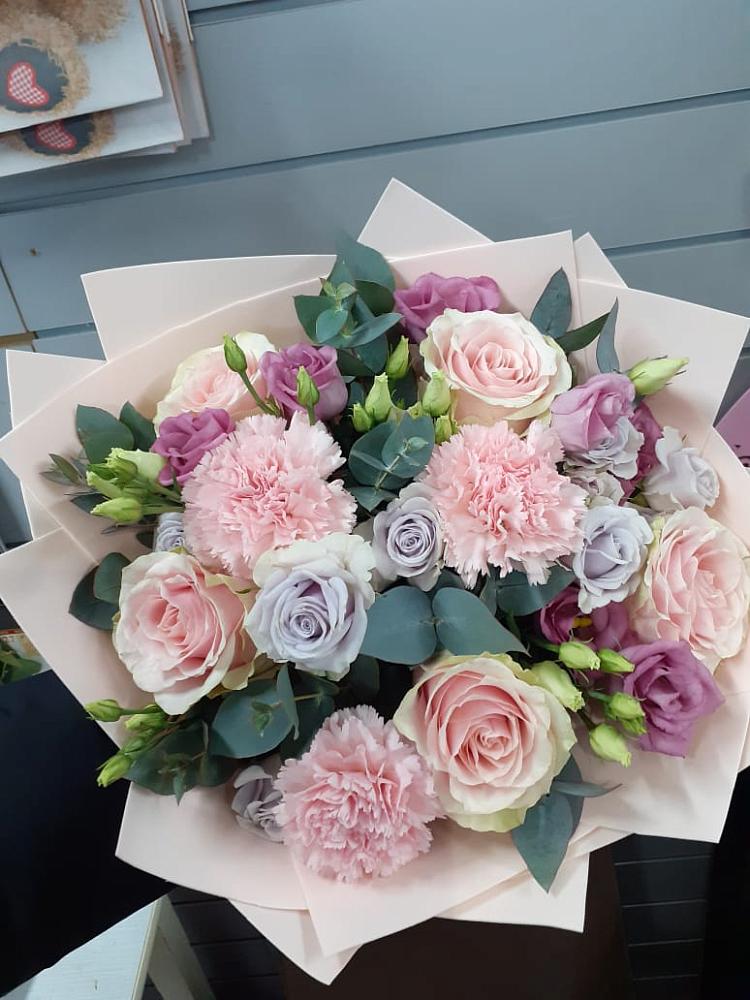 Букет цветов из: Розы, Гвоздики и Лизиантусы в Решоткино