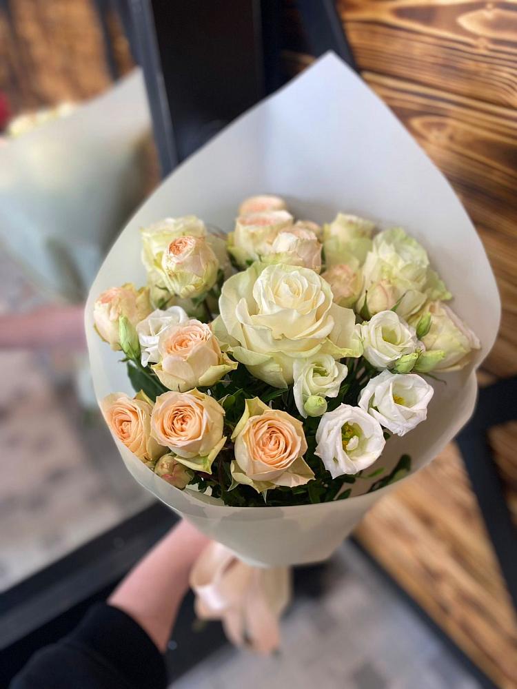 Букет цветов из: Розы и Лизиантусы в Решоткино